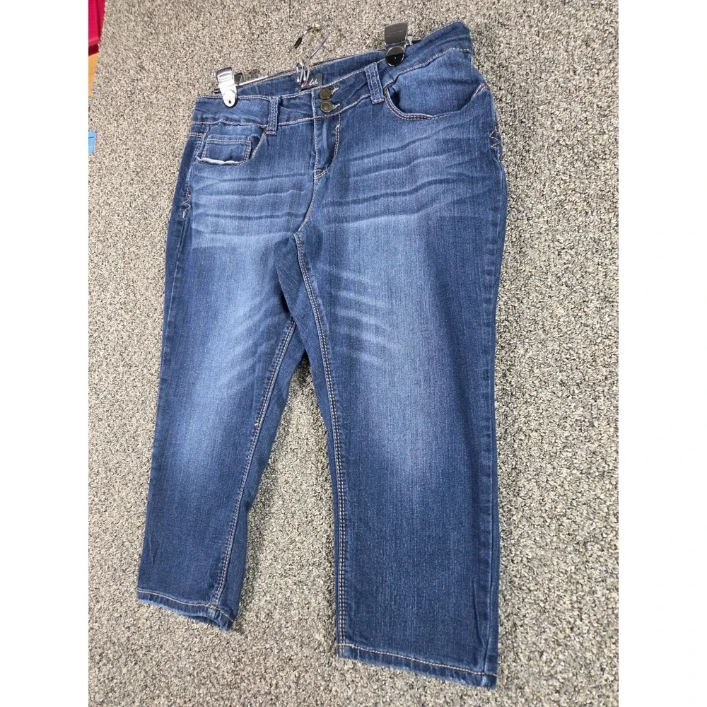 Dots Women's Size 12 Capri Jeans Blue Denim Mid Rise Mid Calf Casual 38x18‎